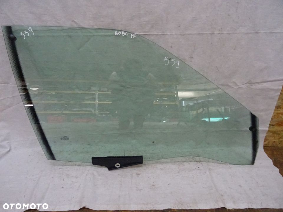 SZYBA BOCZNA DRZWI PRAWY PRZÓD AUDI 80 B4 NR559 - 1