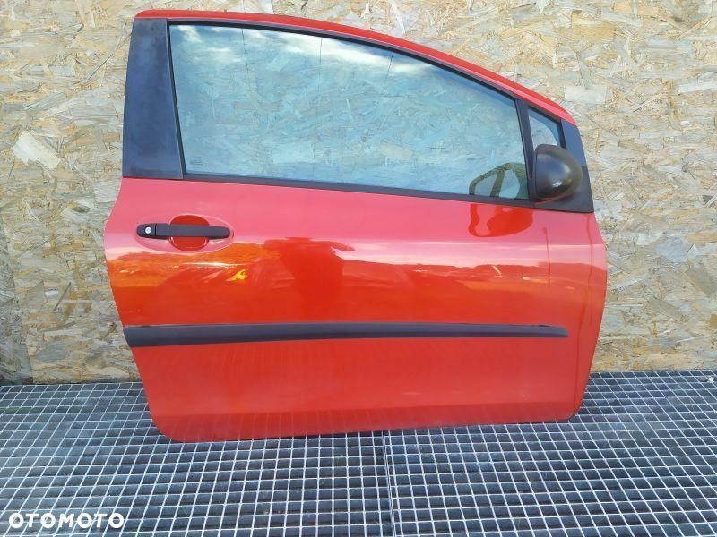 DRZWI PRAWE 3D CZERWONE KPL TOYOTA YARIS II 2 STRONA PASAŻERA