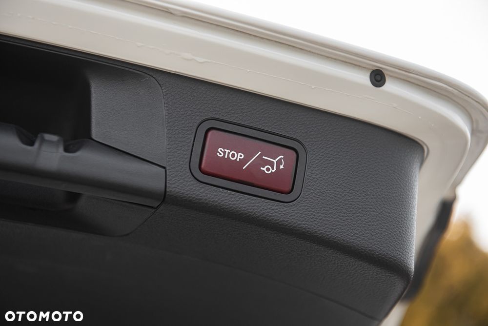 Mercedes-Benz Klasa C 180 9G-TRONIC AMG Line - 32