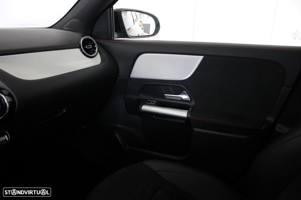 Mercedes-Benz GLA 180 d AMG Line - 32