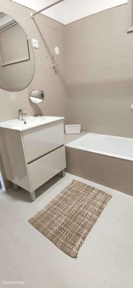 T4 espaçoso com três frentes, garagem fechada, mobilado e equipado - Grande imagem: 4/27