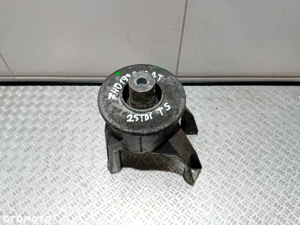 łapa silnika poduszka VW T5 2.% TDI 2008 7H0199849AT