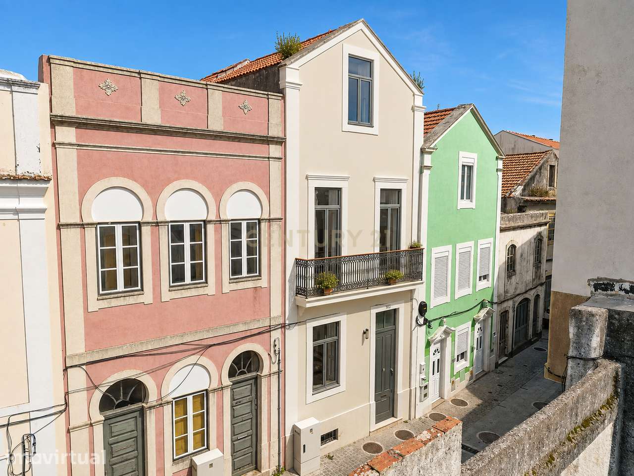 Edifício de 3 pisos com 8 divisões, cheio de caráter, história e poten - Grande imagem: 2/37