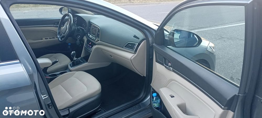 Hyundai Elantra 1.6 CRDi Comfort - 22