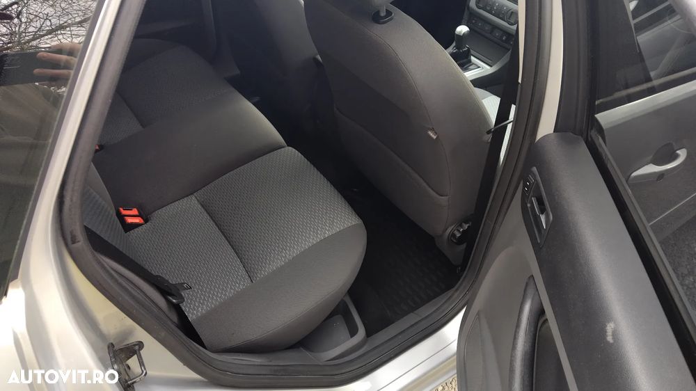 Ford Focus 1.6i Ghia - 11