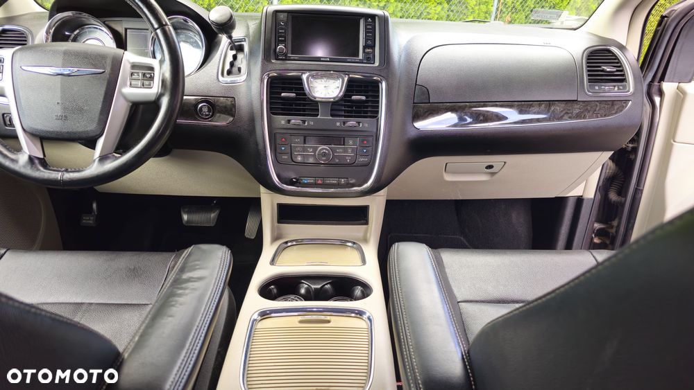 Chrysler Town & Country 3.6 Limited - 9