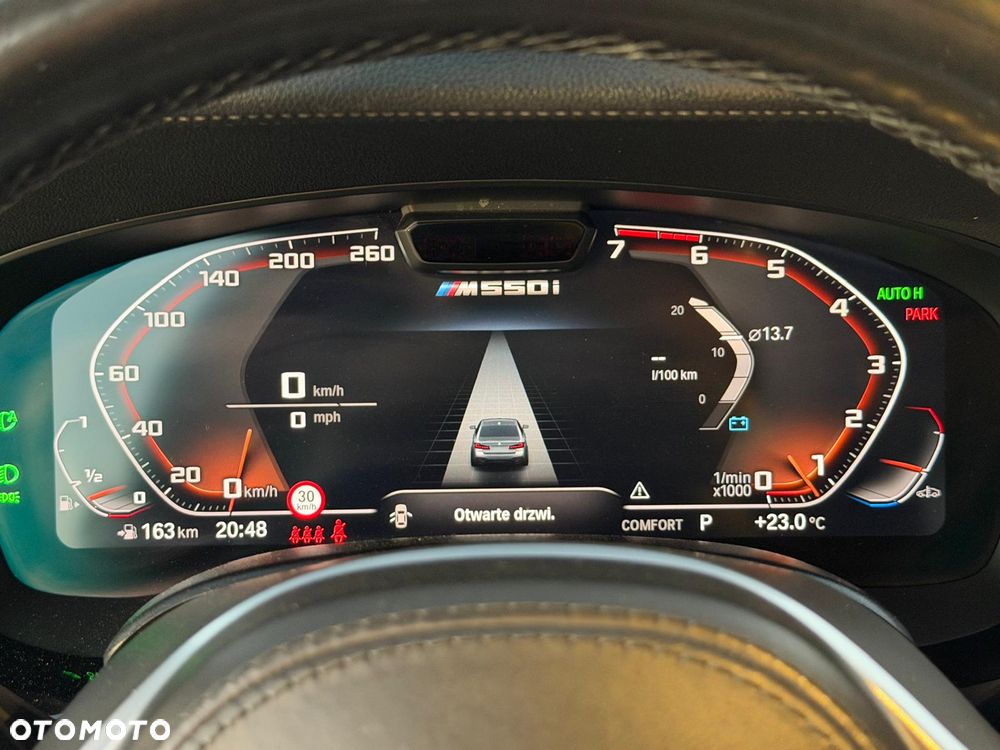 BMW Seria 5 M550i xDrive - 29