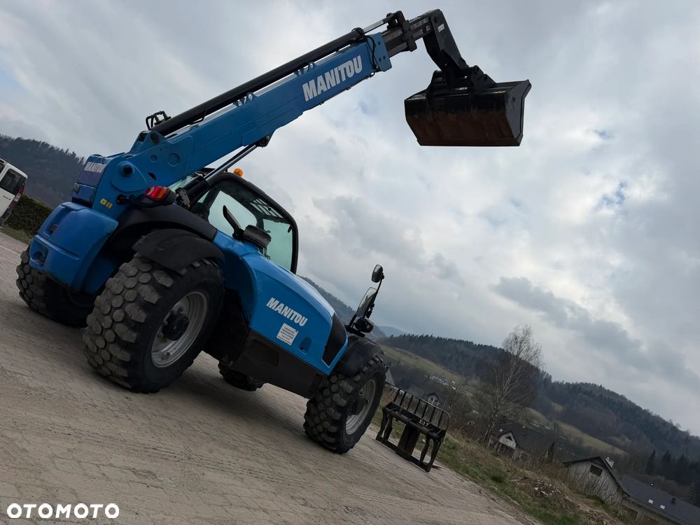 Manitou MT932 Ładowarka Teleskopowa 9m wysuw!  UDŹWIG 3,2 TONY! Przebieg 2600 mtg. jak Nowa z SALONU 2016 rok z Norwegii z Gospodarstwa rolnego! Silnik DEUTZ 110 km. Aktualne Serwisy w Dekra. Nowy Model sterowane wszystko z 1 dżojstika. Widły i łyżka. Ani deka luzu czy wycieku. OKAZJA! Jazda REWERS + 4 biegi. Skręt 3 tryby. - 1