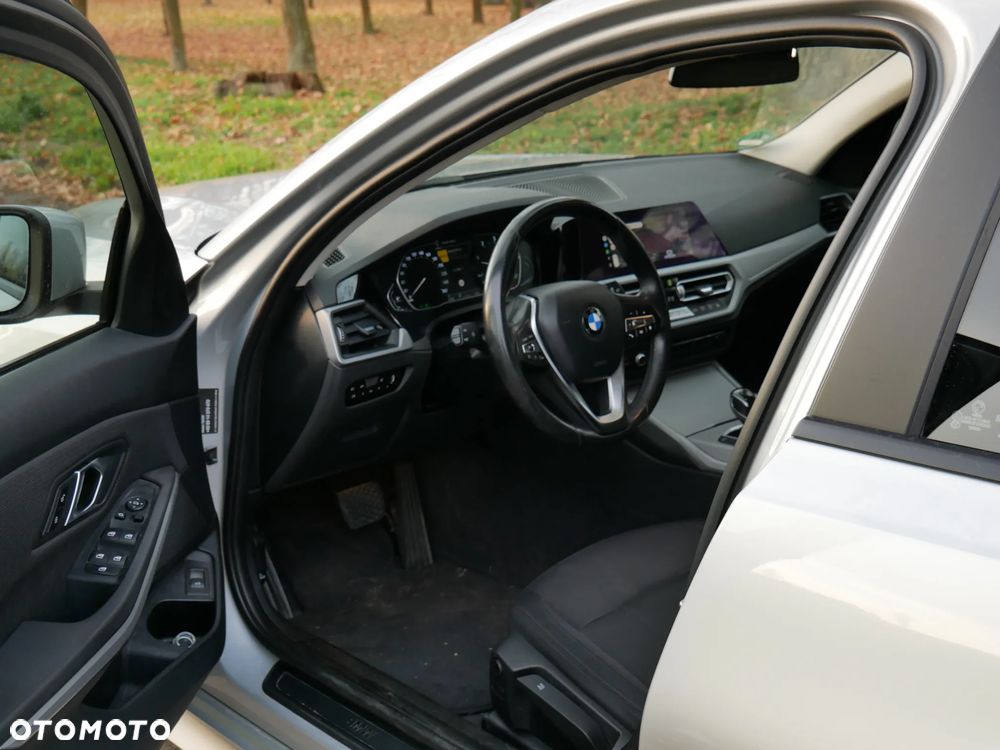 BMW Seria 3 320d MHEV - 16