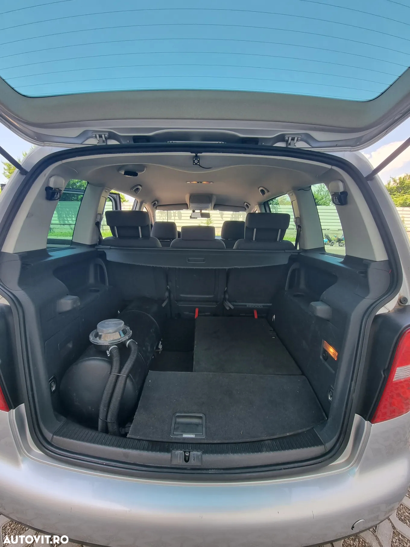 Volkswagen Touran 1.6FSI Highline - 3