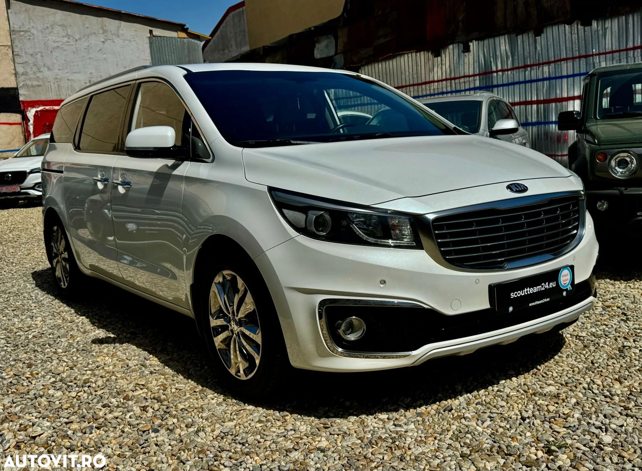Kia Carnival - 1