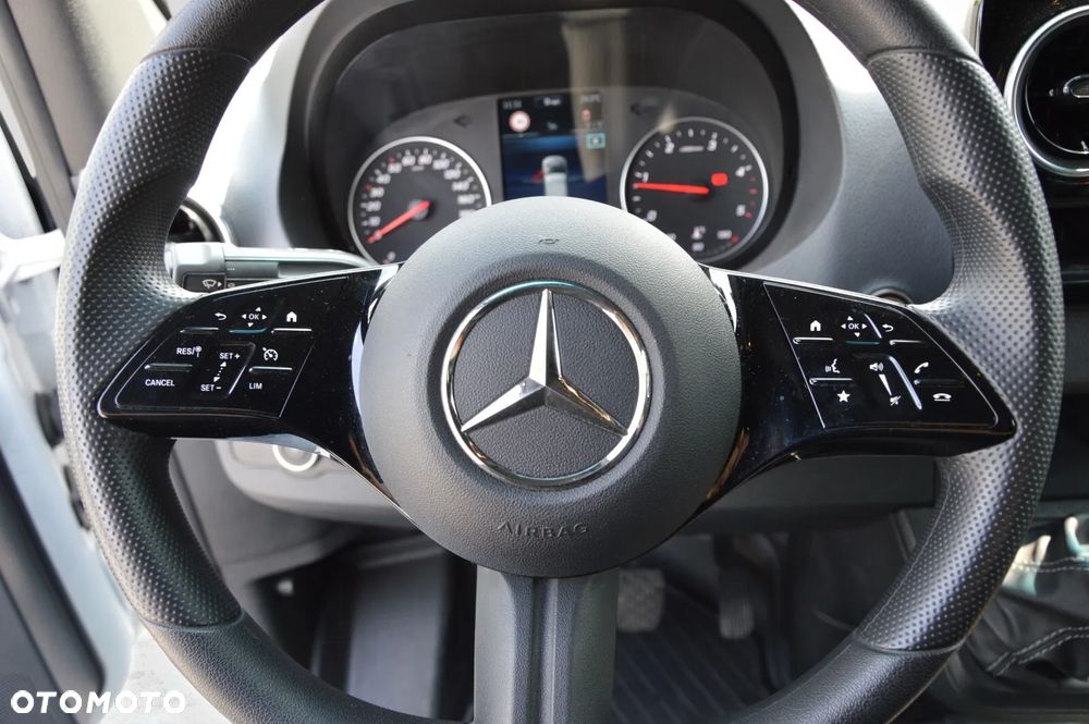 Mercedes-Benz Sprinter - 12