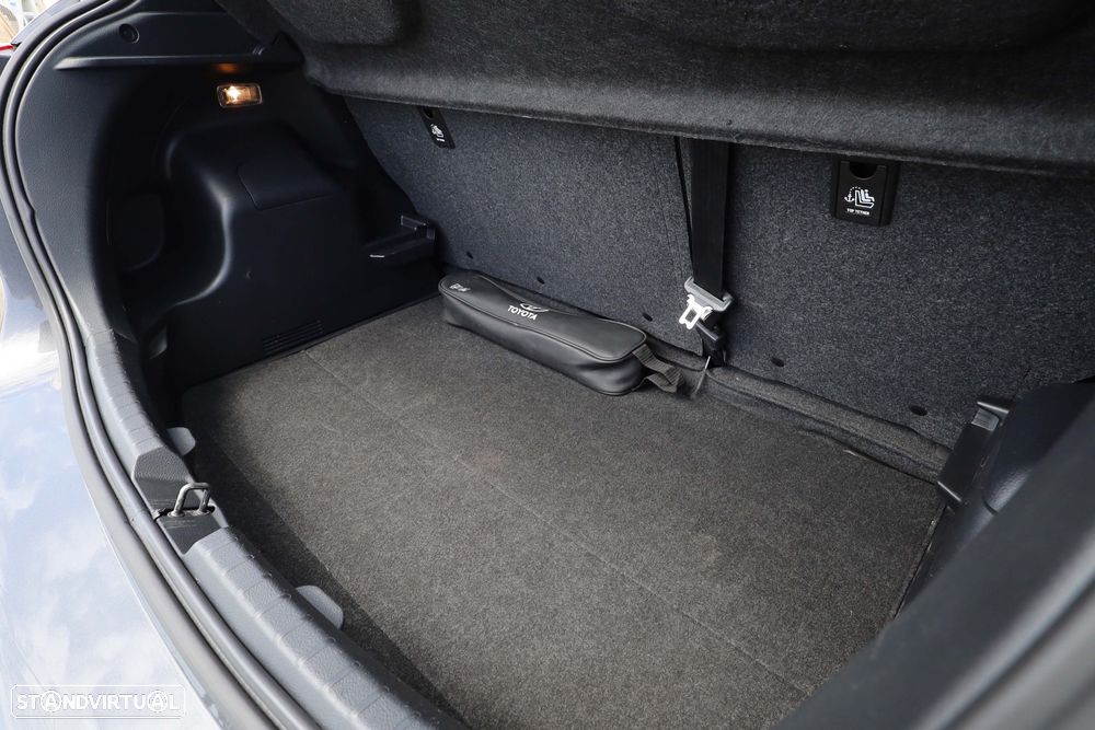 Toyota Yaris 1.5 HSD Comfort +P.Style+P.Techno - 29