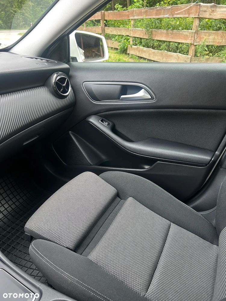 Mercedes-Benz GLA 200 d 7G-DCT - 13