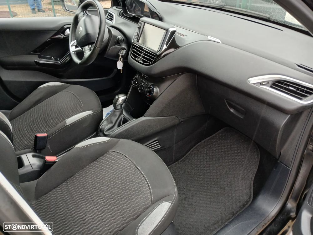 Peugeot 208 1.2 PureTech Style - 24