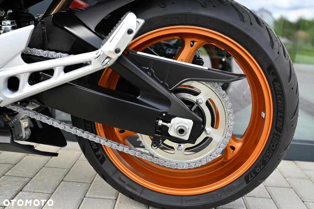 Suzuki GSR - 15