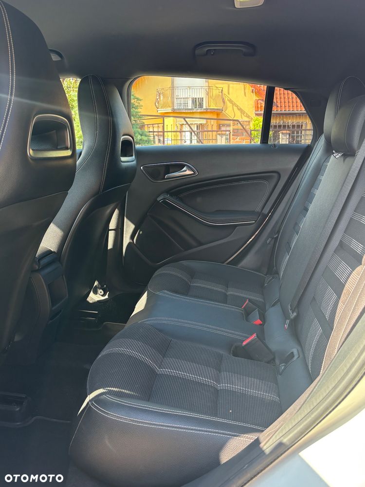 Mercedes-Benz CLA 180 7G-DCT - 18