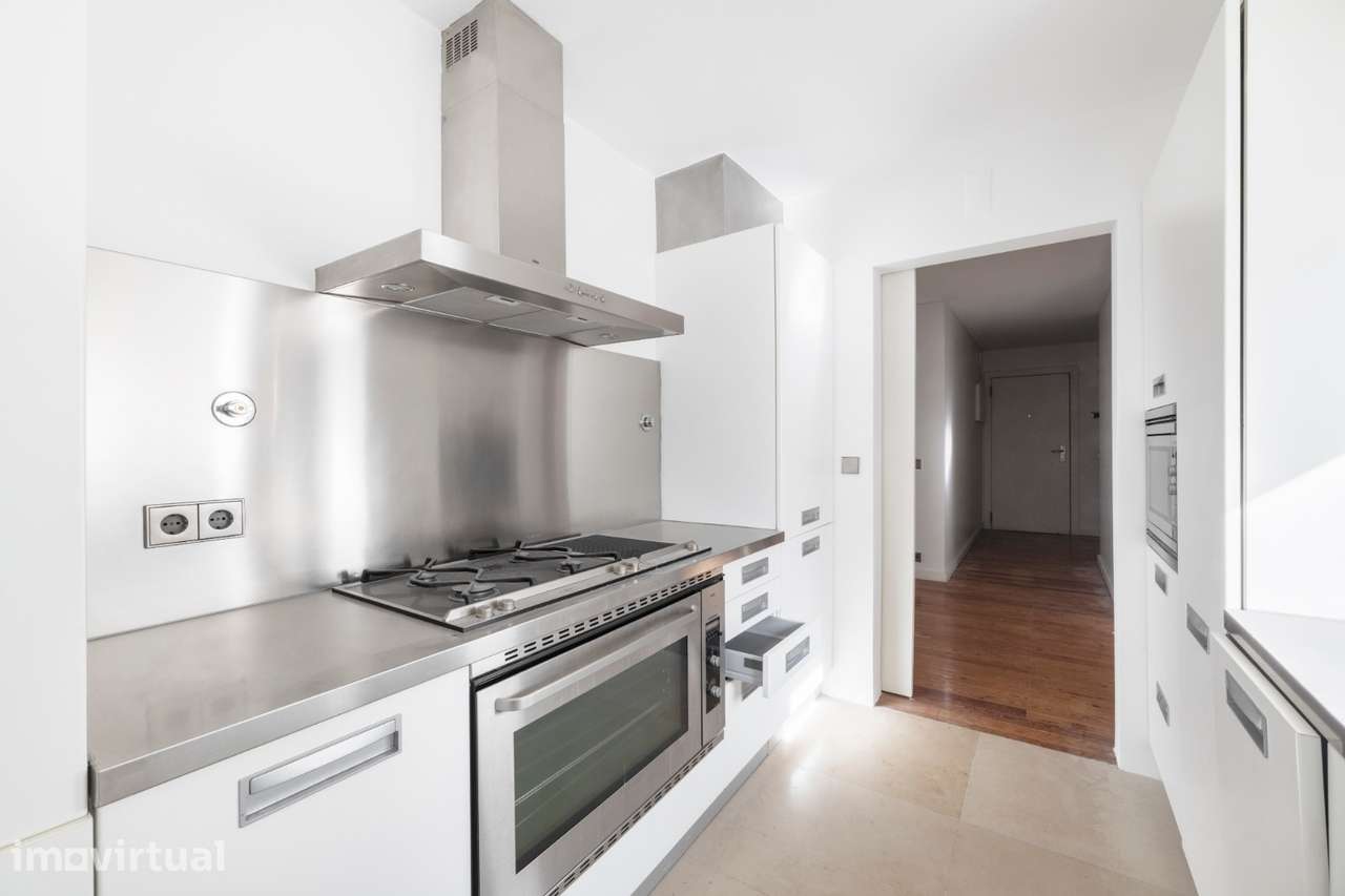 Apartamento com 2 salas e 2 quartos junto ao Chiado com 2 lugares de e - Grande imagem: 2/30