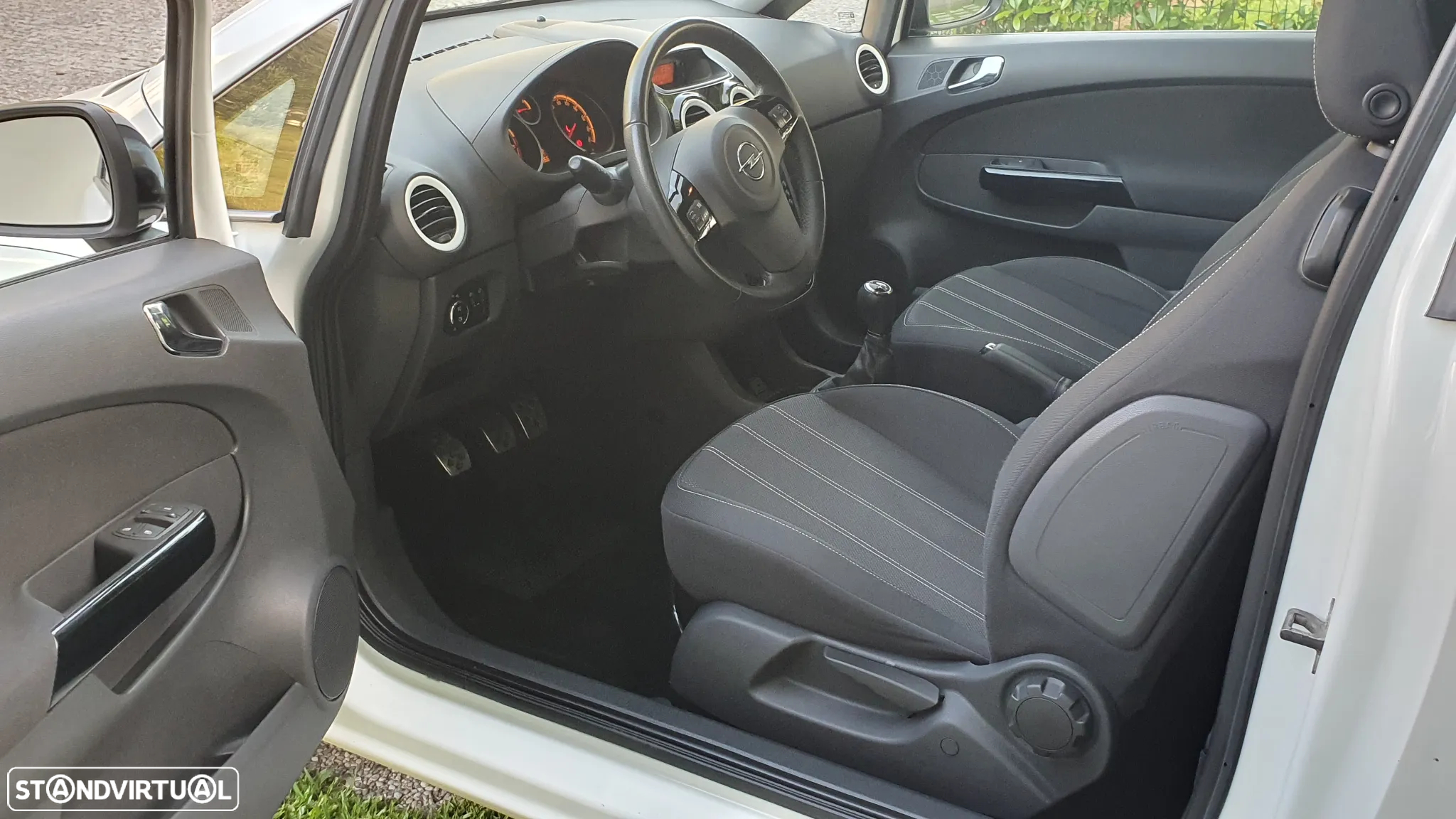 Opel Corsa 1.2 All White - 9