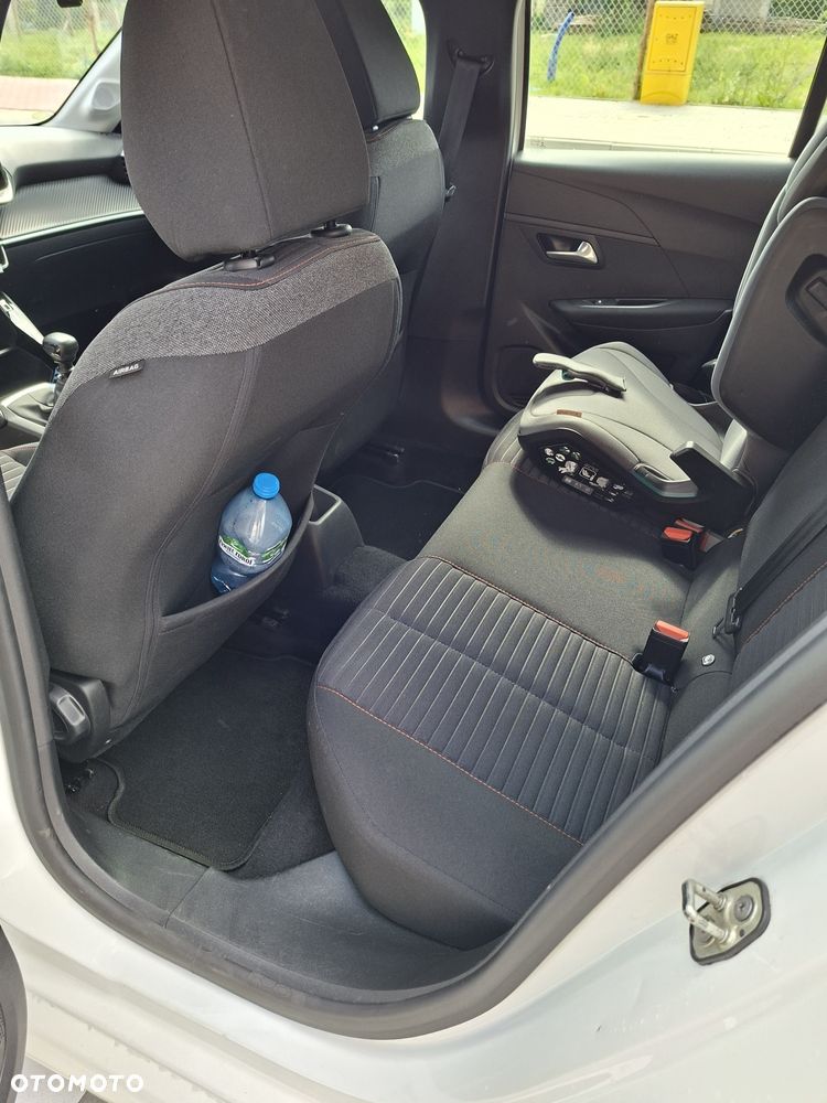 Peugeot 208 - 8