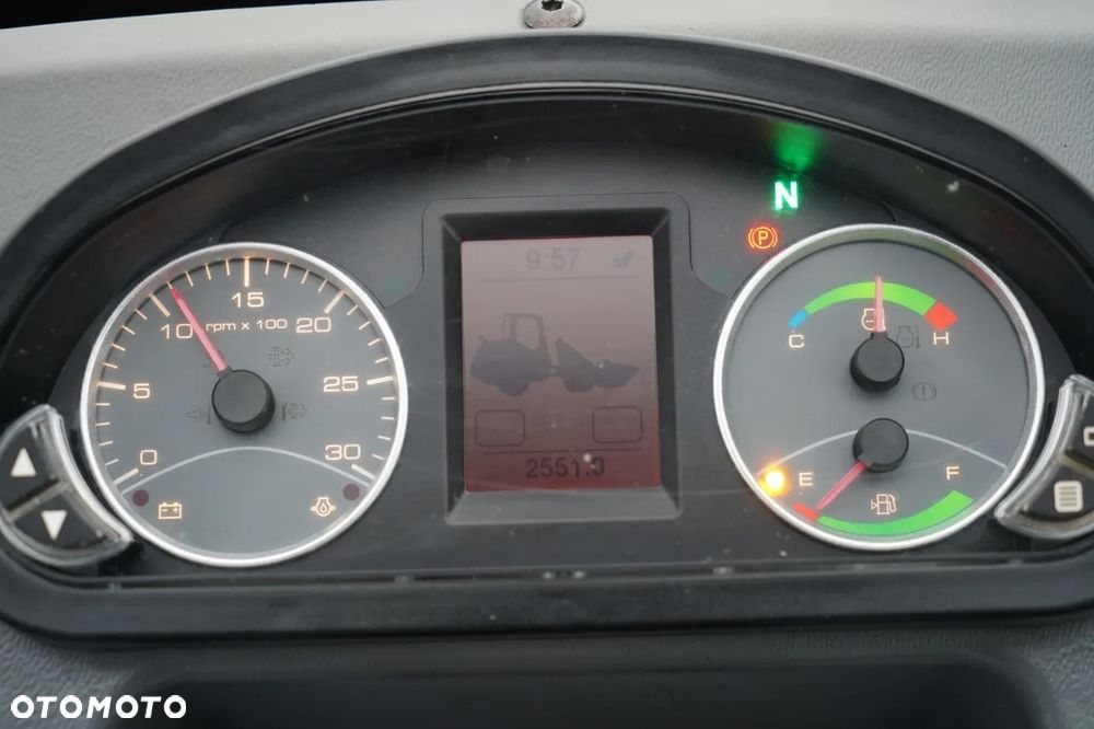 Hitachi ZW95  / ŁADOWARKA KOŁOWA  / 2020 R / WIDŁY DO PALET - 35