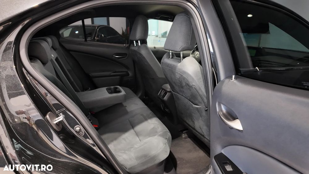 Lexus UX 250h - 34