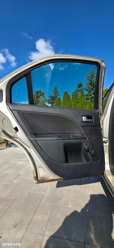 Ford Mondeo 1.8 Ambiente - 24