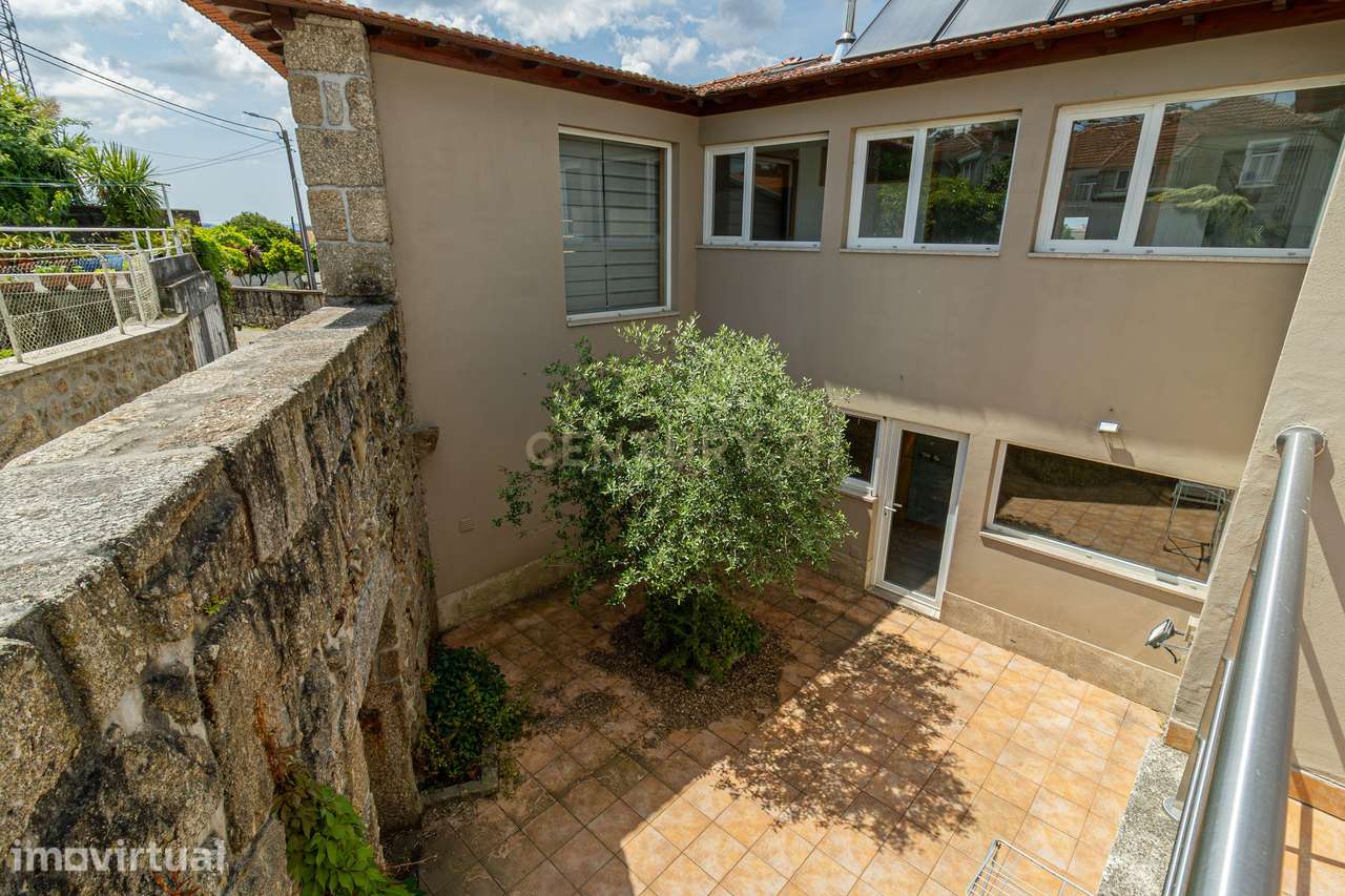T5 com 3 Suites e Terreno com Rio | Natureza, Espaço e Conforto - Grande imagem: 3/53