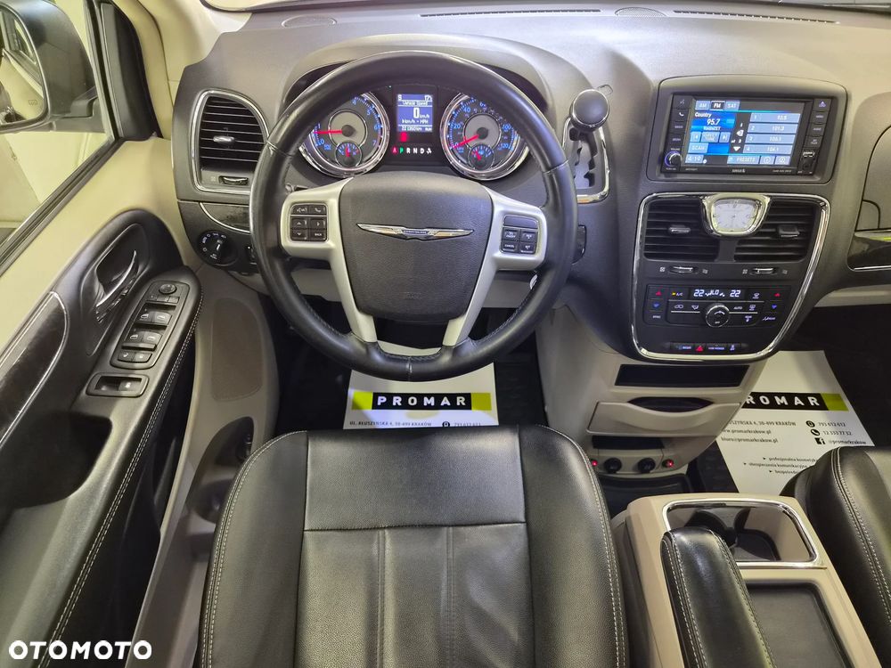 Chrysler Town & Country 3.6 Limited - 35