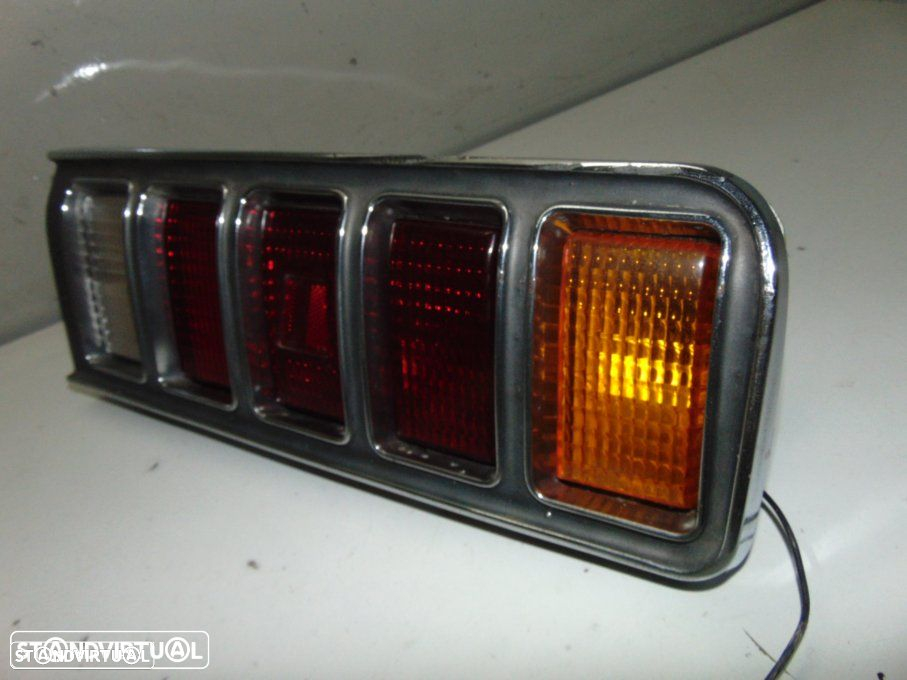 mazda  antigo - farolim de trás - 2