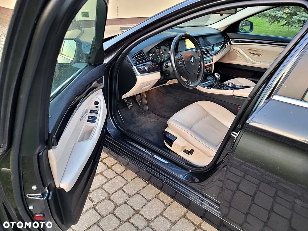 BMW Seria 5 520d Touring Luxury Line - 12