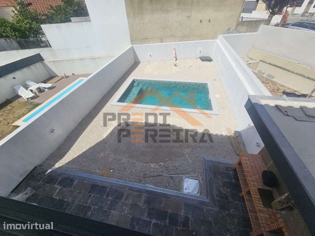 Situada na zona da Ramada/Caneças, fantástica moradia T3+1. - Grande imagem: 3/60