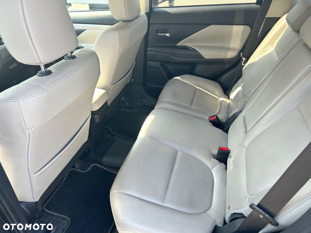 Mitsubishi Outlander Instyle NAVI + - 22