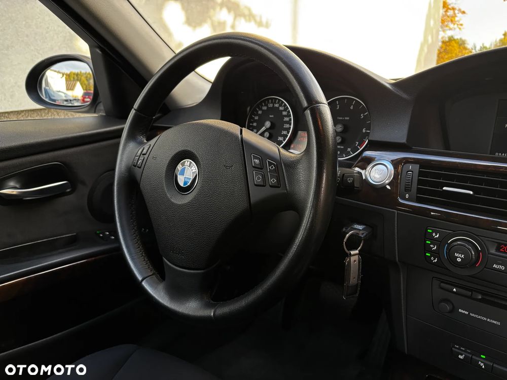 BMW Seria 3 320i - 32