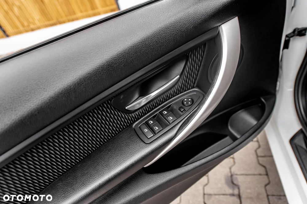 BMW Seria 3 318d Sport Line - 22