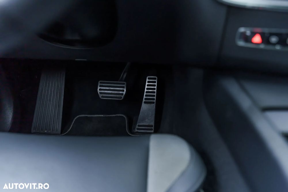 Volvo XC 60 B4 MHEV R-Design - 32