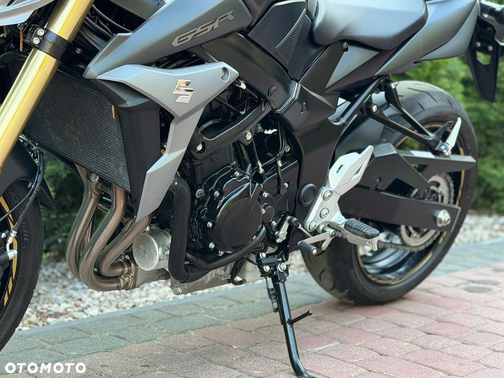 Suzuki GSR - 17