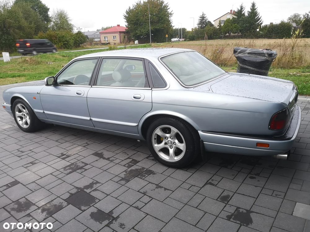 Jaguar XJ - 8