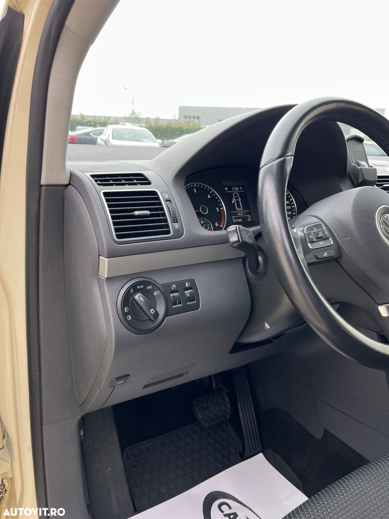 Volkswagen Touran 2.0 TDI DSG Comfortline - 33
