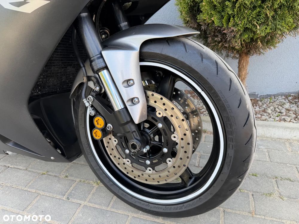 Yamaha R1 - 12