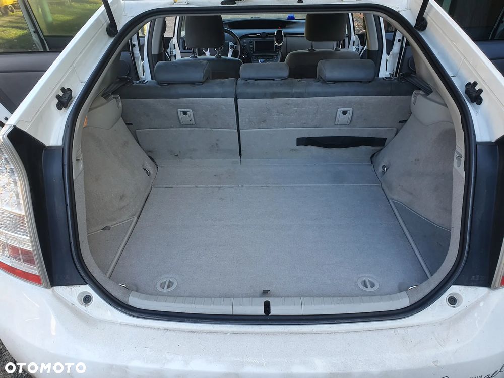 Toyota Prius (Hybrid) - 4