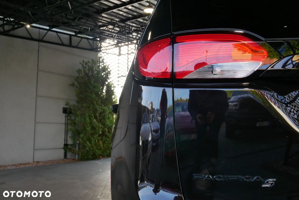 Chrysler Pacifica - 38