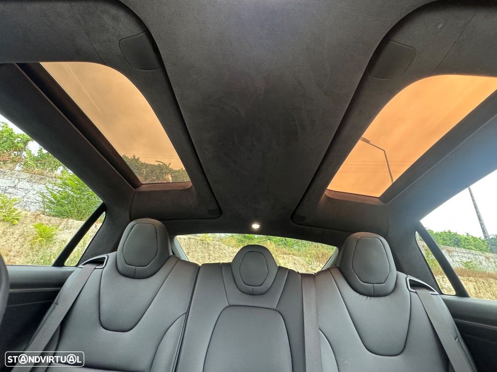 Tesla Model X - 21