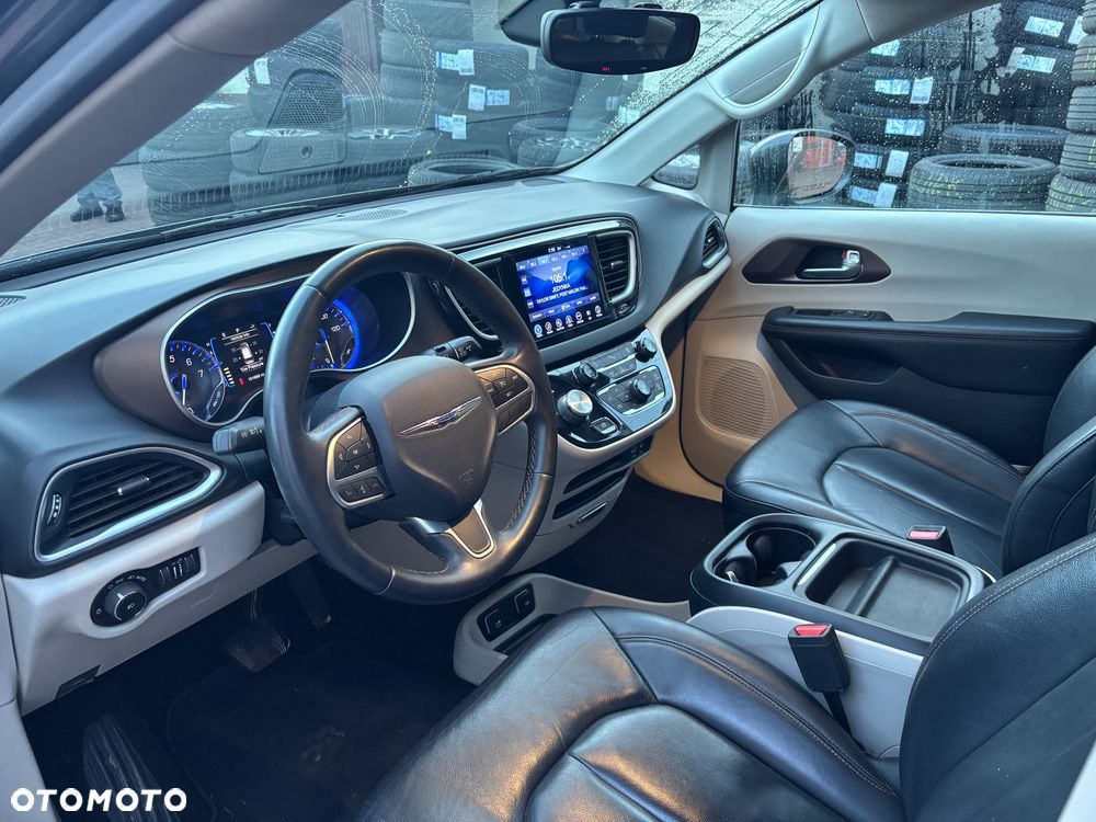 Chrysler Pacifica - 11