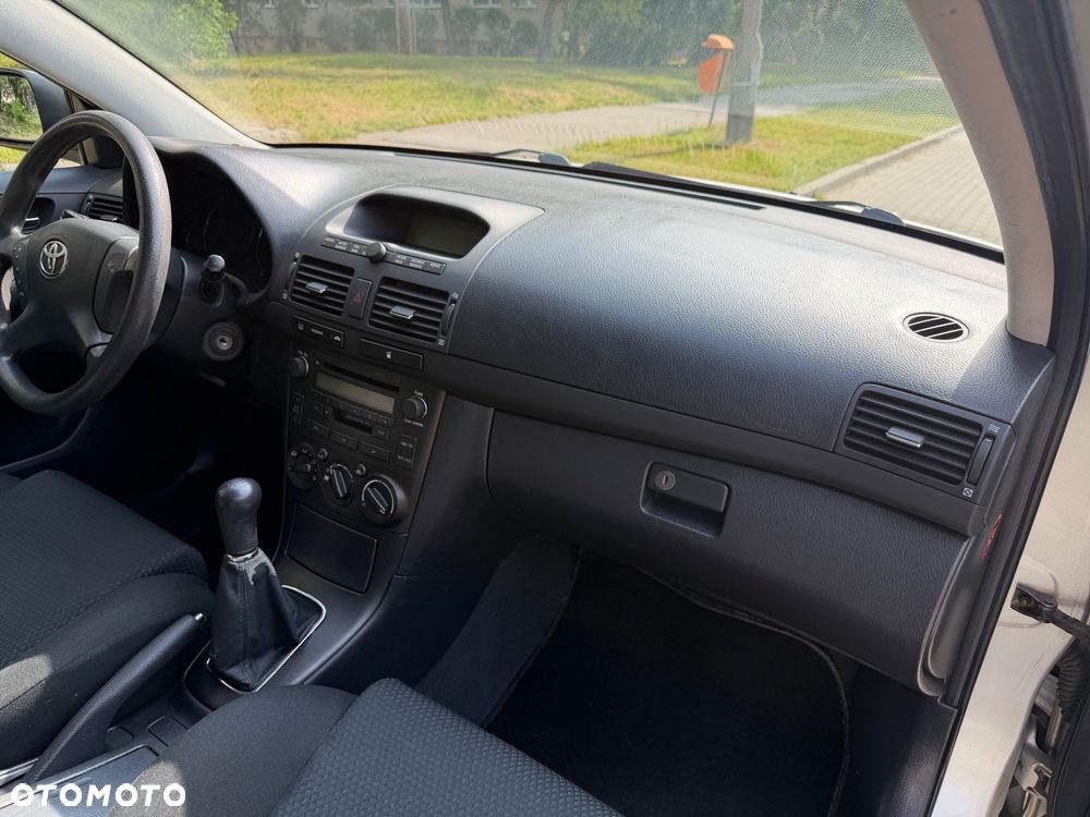 Toyota Avensis - 24