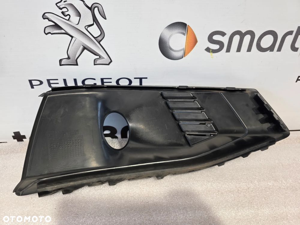 AUDI A4 B9 LIFT 18- ZWYKŁA LEWA / PRAWA KRATKA BOCZNA ZDERZAKA PRZEDNIEGO PRZÓD NR 8W0807682AJ / 8W0807681AJ NR AUKCJI KB24 - 10