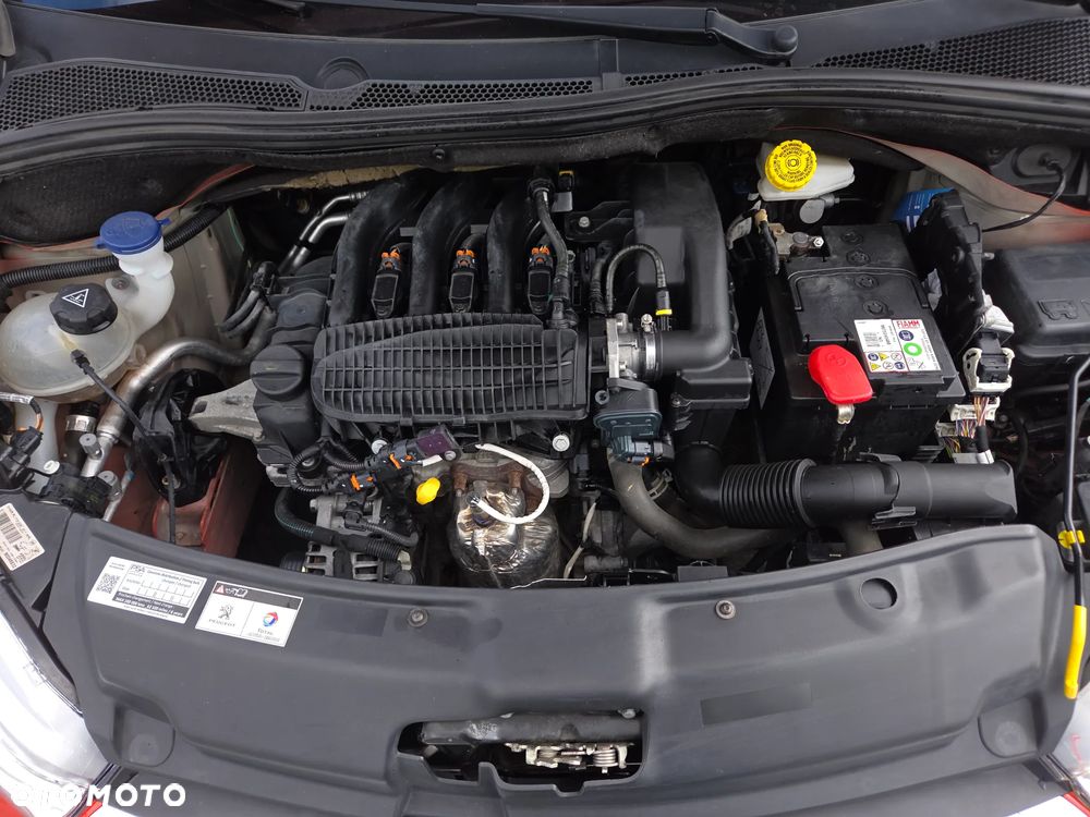 Peugeot 208 - 8