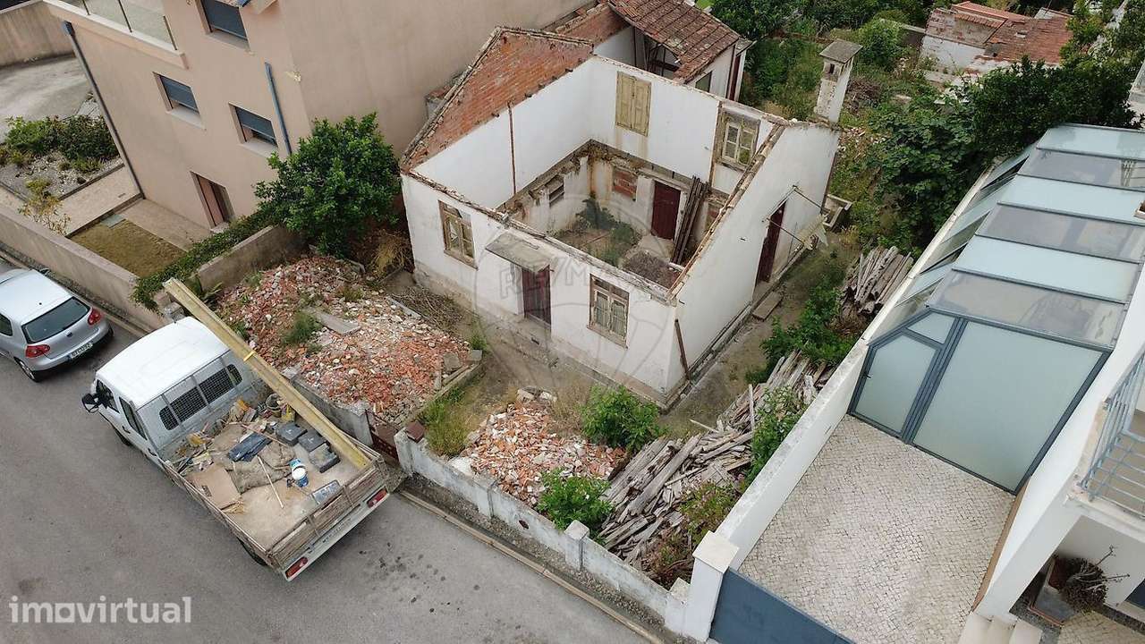 Moradia T3 em rúina inserida num lote com 336m2 à venda em Coimbra - Grande imagem: 2/9