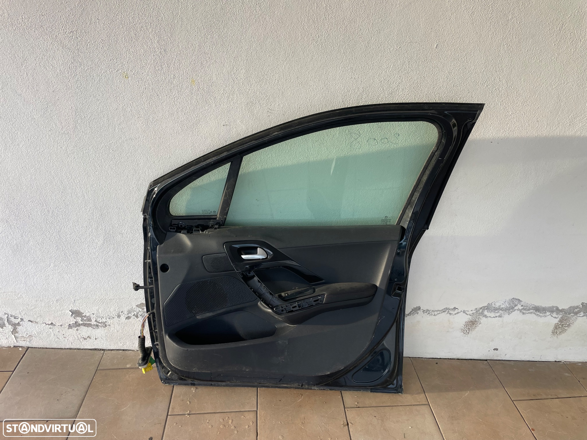 Peugeot 2008 de 2018 porta frt drt - 2