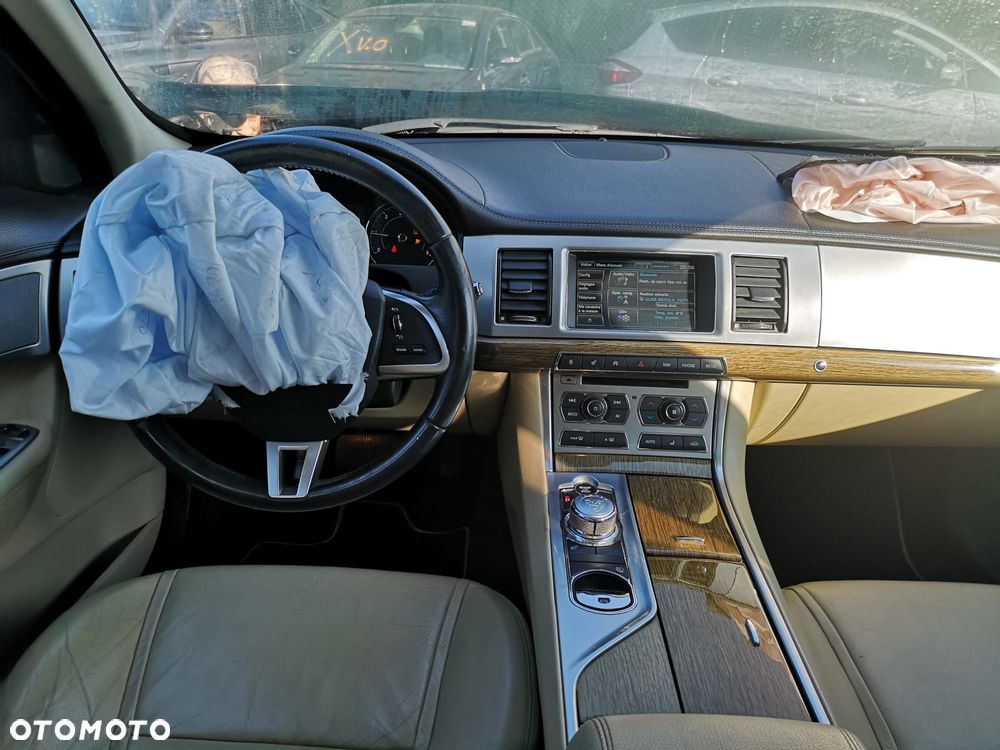 Jaguar XF 2.2 D Premium Luxury - 31